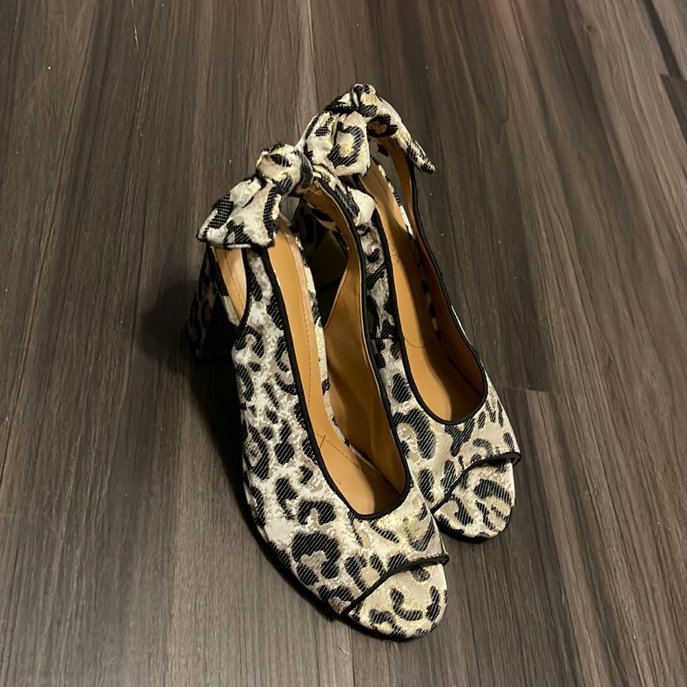 Selling shoes I can’t wear no more due to health reason. Nothing wrong nice shoe